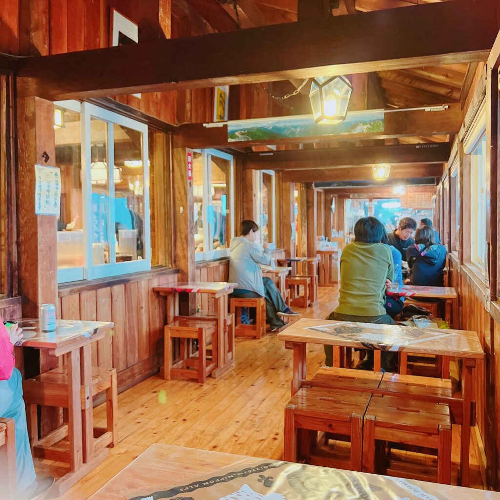燕山荘　食堂　サンルーム喫茶店